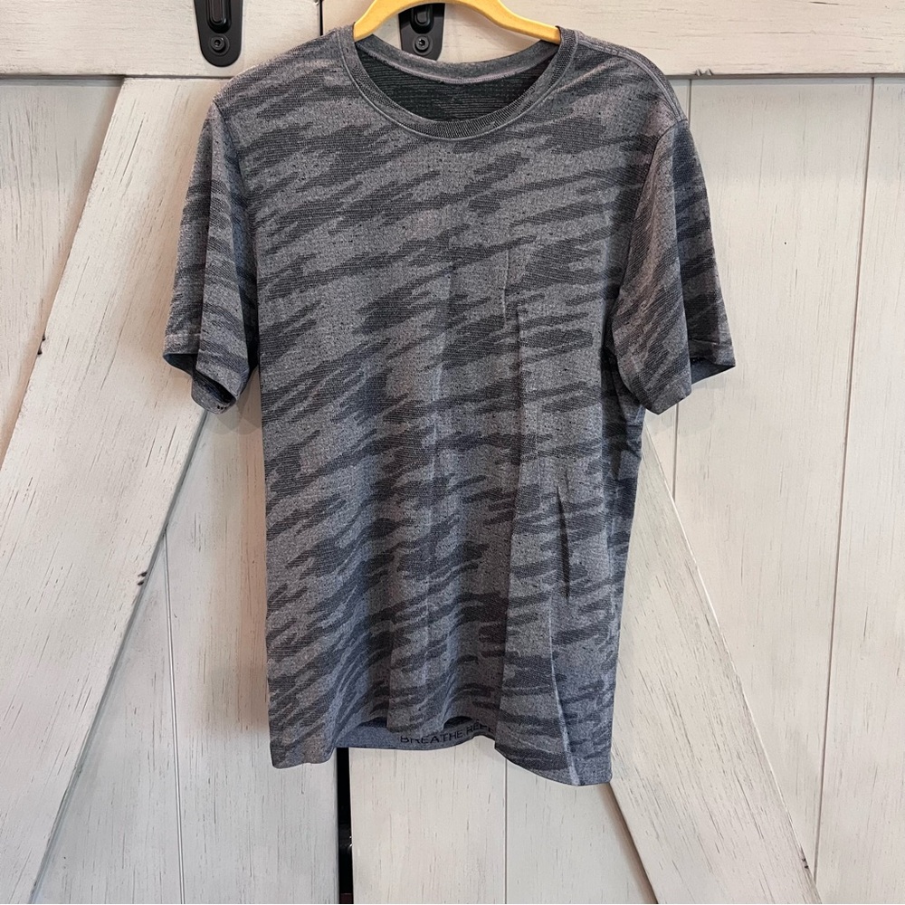 lululemon athletica Men's Gray Tee Size Medium